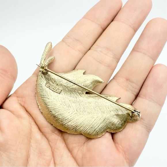 Vintage BSK Curled Leaf Brooch
Gold Tone Pin Signed Marked - Picture 4 of 7